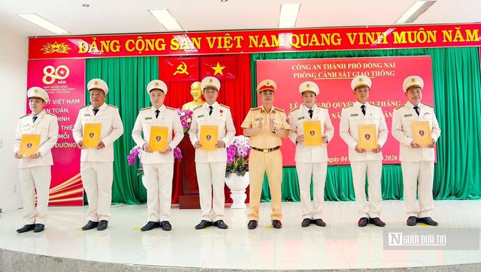 Đại tá Trần Trọng Thủy, Trưởng Phòng Cảnh sát giao thông Công an Tp.Đồng Nai, trao quyết định nâng bậc lương, thăng cấp bậc hàm theo quy định của Bộ Công an cho cán bộ, chiến sĩ thuộc Phòng Cảnh sát giao thông Công an Tp.Đồng Nai.