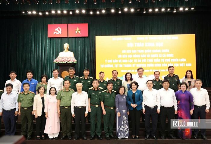 Đoàn đại biểu, lãnh đạo chụp hình lưu niệm tại chương trình.