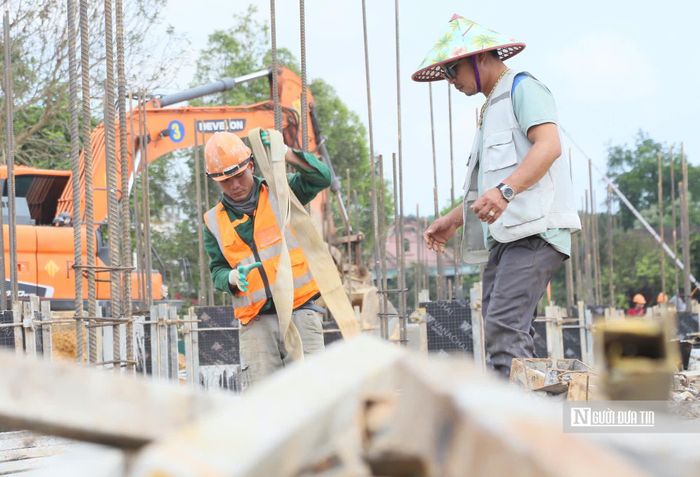 Nhà thầu huy động nhiều công nhân, máy móc tập trung thi công để kịp về đích đúng hẹn.