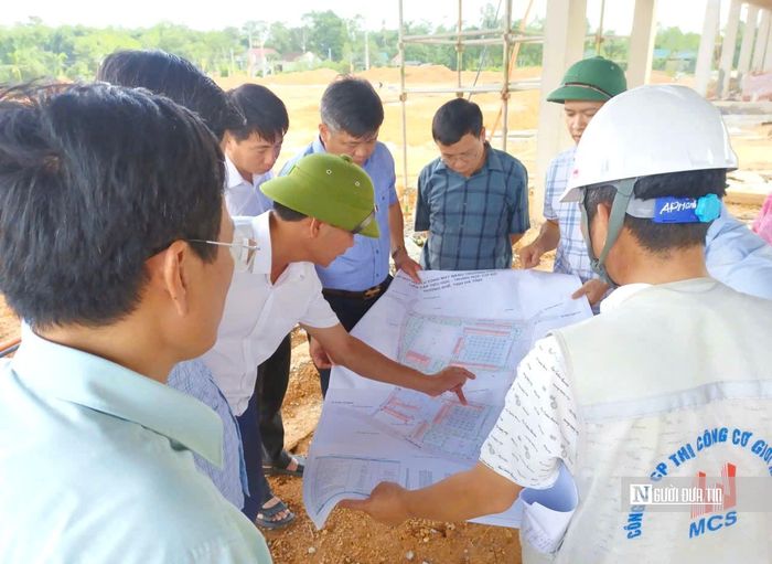 Các sở ban ngành cùng địa phương luôn bám sát công trường, kịp thời tháo gỡ khó khăn cho đơn vị thi công. Ảnh CSCC.