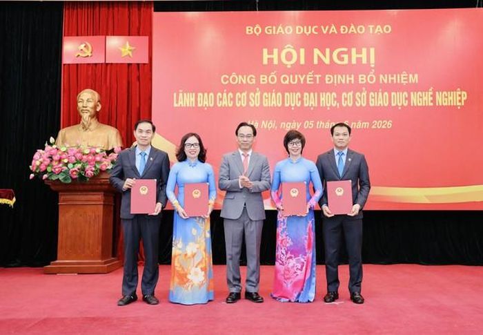 Bộ trưởng Hoàng Minh Sơn trao quyết định bổ nhiệm lãnh đạo các cơ sở giáo dục đại học, cơ sở giáo dục nghề nghiệp (Ảnh: Bộ GD&amp;ĐT).