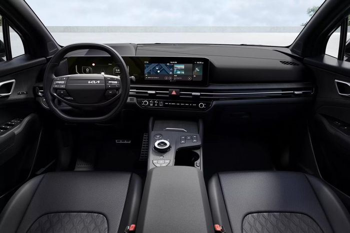 Khoang lái Sportage 2026 được tinh chỉnh theo hướng hiện đại hơn với thiết kế tối giản và màn hình liền khối. Ảnh: Carscoops.
