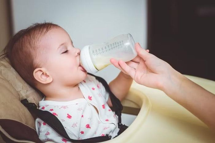 Mặc dù trẻ nhỏ dưới 5 tuổi chỉ chiếm khoảng 9% dân số thế giới, nhưng số ca mắc bệnh lây truyền qua thực phẩm ở nhóm này lại chiếm gần 1/3 tổng số ca bệnh toàn cầu. Ảnh: Worldjournal.