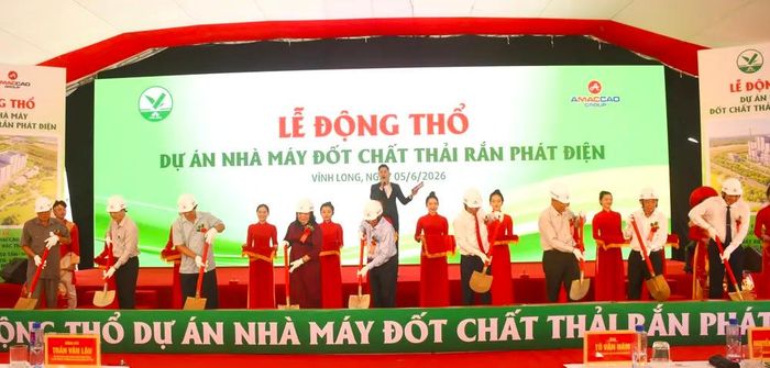 Các đại biểu thực hiện nghi thức động thổ