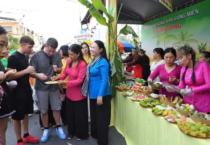  Du khách nước ngoài hào hứng thưởng thức đặc sản tại "Tuần lễ nông sản vùng miền- Bình Đông 2025" 
