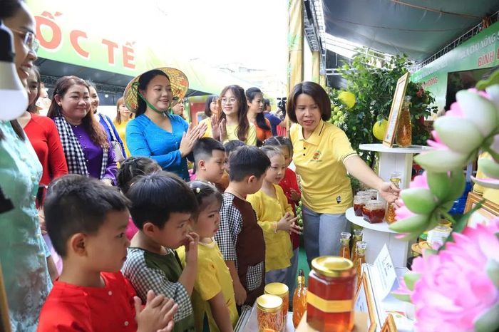  Các du khách "nhí" tham quan sự kiện 2025 
