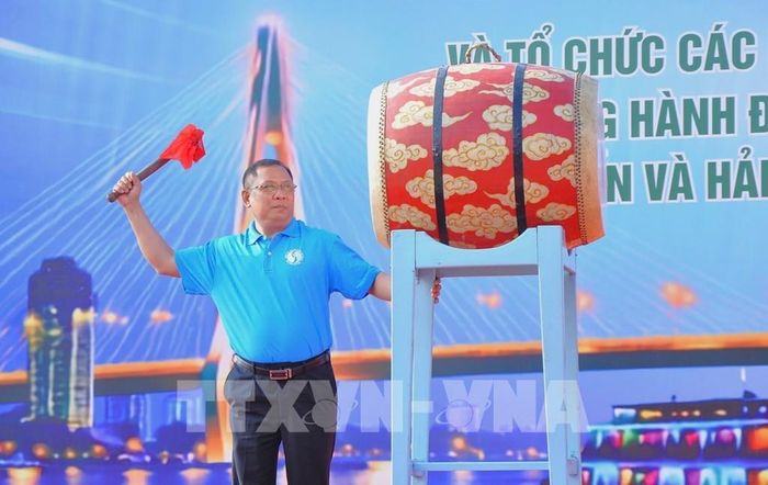 Ông Trần Chí Hùng, Phó Chủ tịch UBND thành phố Cần Thơ, thực hiện nghi thức đánh trống phát động. Ảnh: Nguyễn Hằng - TTXVN