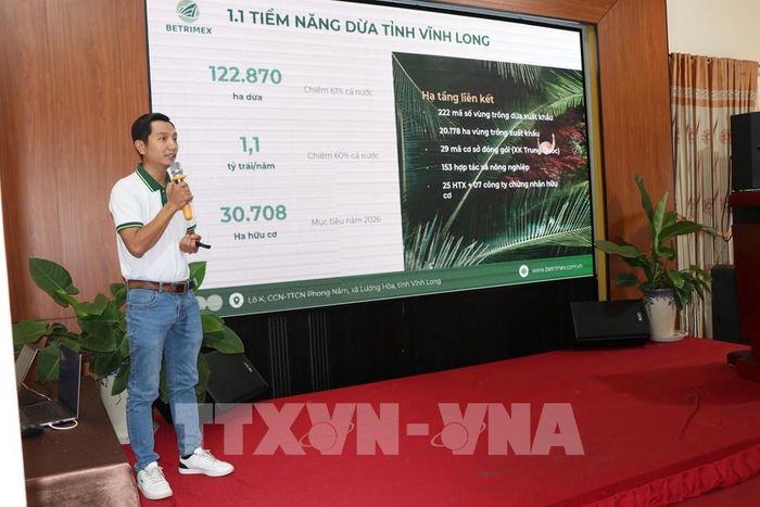 Ông Nguyễn Văn Bình, đại diện Công ty Cổ phần Xuất nhập khẩu Bến Tre (Betrimex), trình bày tham luận tại Hội thảo. Ảnh: Thanh Hòa- TTXVN