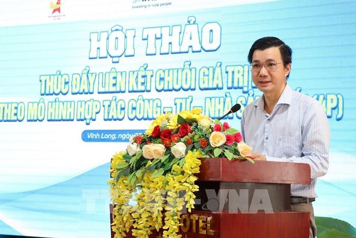 Ông Hồng Ngọc Hưng, Phó Giám đốc Sở Tài chính tỉnh Vĩnh Long kiêm Giám đốc Ban Quản lý Dự án CSAT Trà Vinh, phát biểu tại Hội thảo. Ảnh: Thanh Hòa- TTXVN