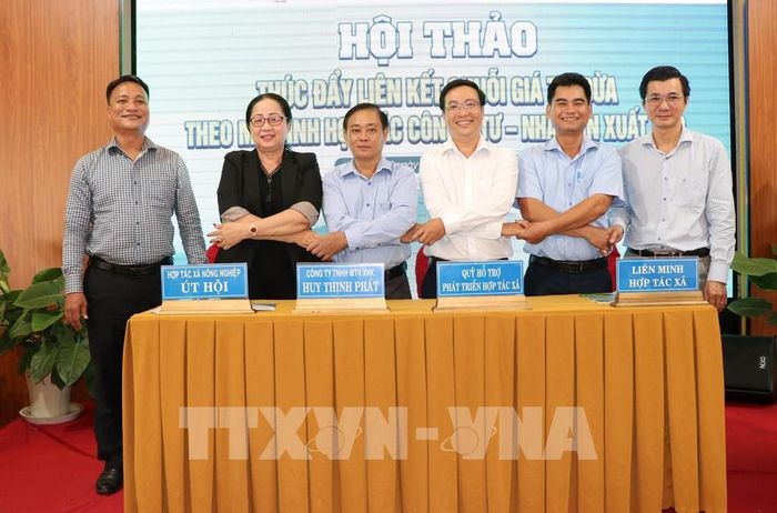 Các đơn vị đại diện khối công, Quỹ Hỗ trợ phát triển hợp tác xã tỉnh Vĩnh Long, doanh nghiệp và hợp tác xã đã kí kết biên bản ghi nhớ tại Hội thảo. Ảnh: Thanh Hòa- TTXVN