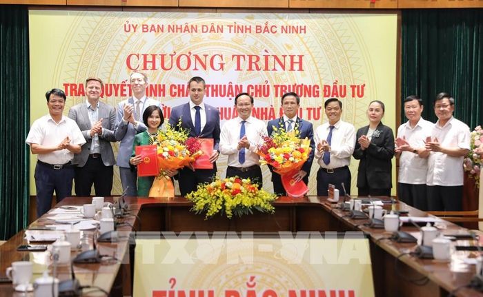 Trao quyết định Chấp thuận chủ trương đầu tư, chấp thuận nhà đầu tư cho các nhà đầu tư. Ảnh: Danh Lam -TTXVN
