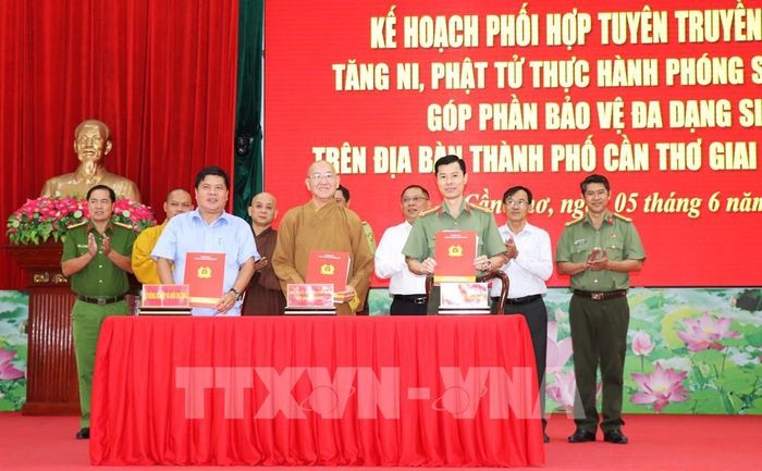 Đại diện Công an thành phố - Ban Trị sự Giáo hội Phật giáo Việt Nam - Sở Nông nghiệp và Môi trường thành phố Cần Thơ Ký kết kế hoạch phối hợp. Ảnh: Nguyễn Hằng - TTXVN