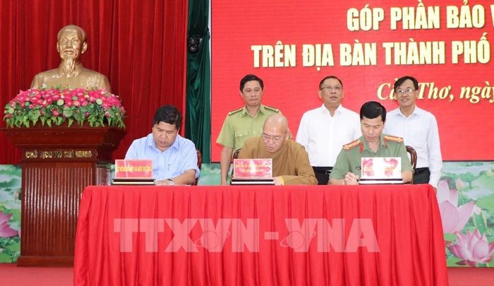 Đại diện 3 đơn vị ký kết phối hợp. Ảnh: Nguyễn Hằng - TTXVN