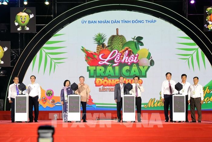 Các đại biểu nhấn nút khai mạc Lễ hội trái cây Đồng Tháp lần thứ nhất, năm 2026. Ảnh: Hồng Nhung – TTXVN