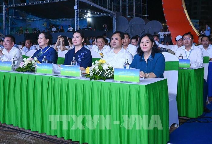 Các đại biểu Trung ương, địa phương tham dự chương trình nghệ thuật đặc sắc “Biển Việt Nam - Hành trình không gian xanh”. Ảnh: TTXVN phát 