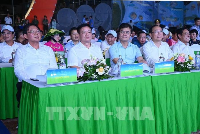 Các đại biểu Trung ương, địa phương tham dự chương trình nghệ thuật đặc sắc “Biển Việt Nam - Hành trình không gian xanh”. Ảnh: TTXVN phát 