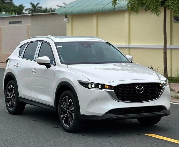 Peugeot 3008 thế hệ mới (bên trái) và Mazda CX-5 (bên phải).