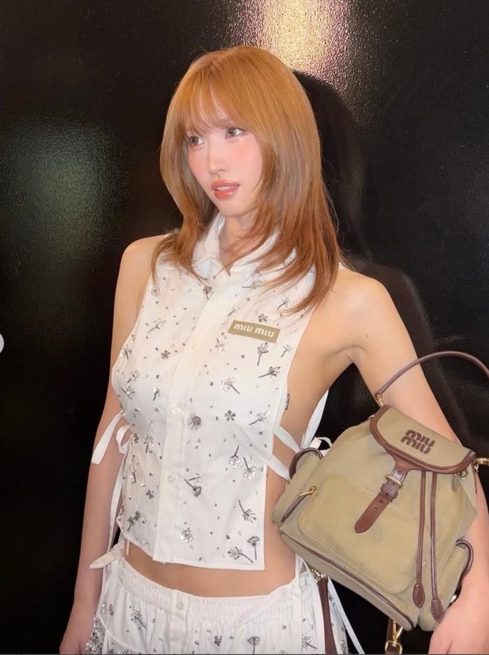Ánh mắt sâu lắng, thần thái lạnh lùng cùng làn da sáng mịn giúp Momo toát lên vẻ đẹp vừa cá tính, vừa quyến rũ.