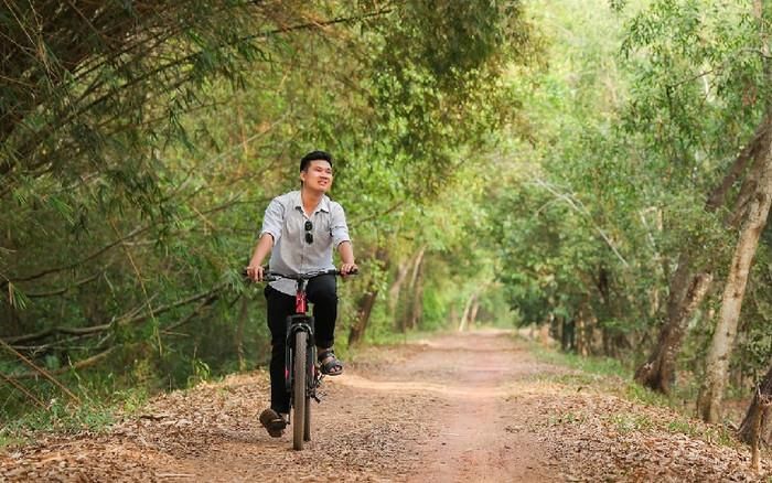 Du khách đạp xe ngắm cảnh đồng quê.