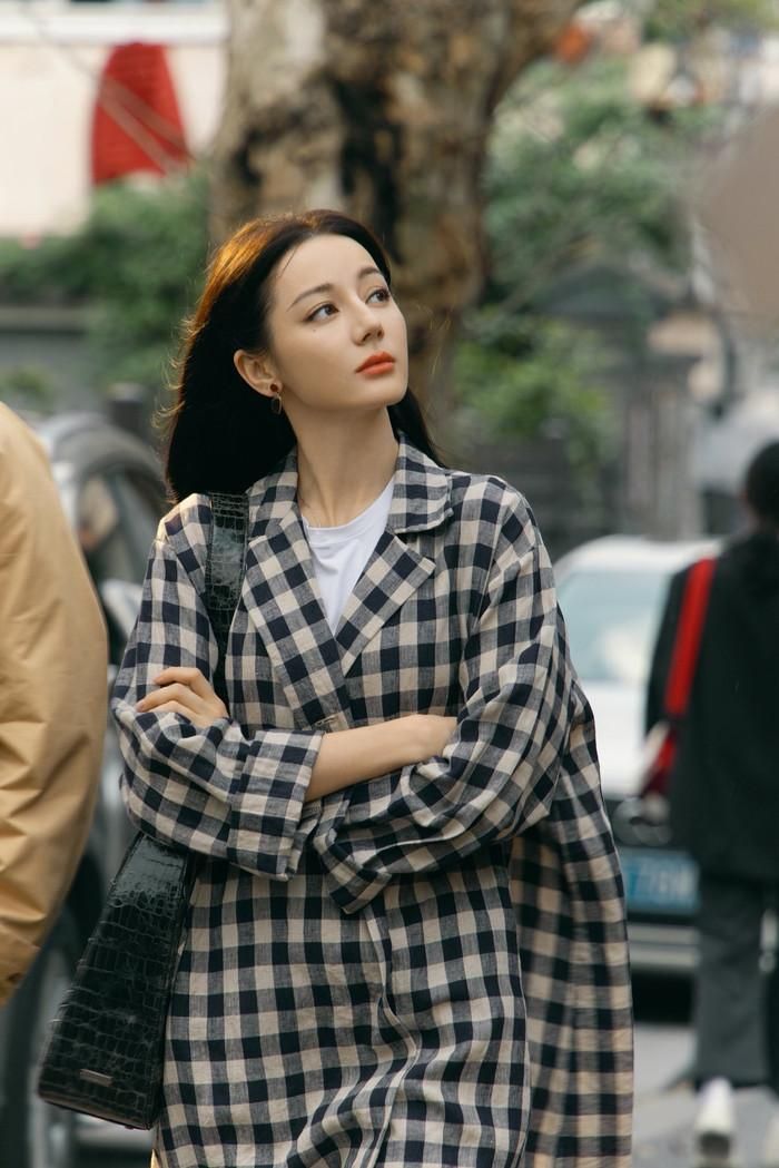 Việc tạm dừng nhận phim khiến Địch Lệ Nhiệt Ba trở thành tâm điểm bàn luận giữa lúc thị trường giải trí Hoa ngữ cạnh tranh khốc liệt.