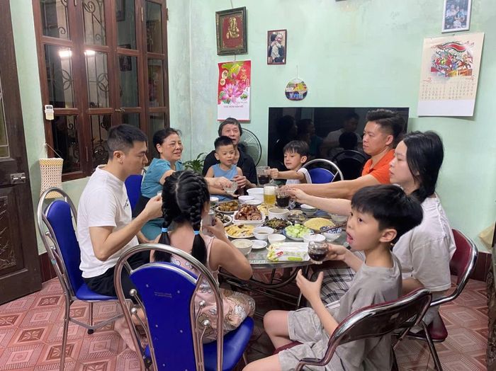 Tác giả mặc áo xanh cùng chồng và các con cháu