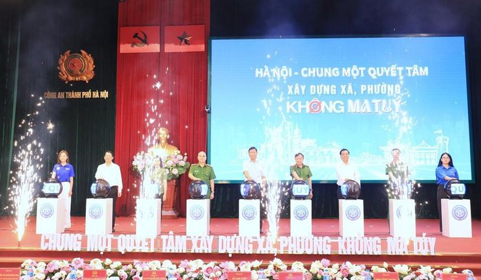Các đồng chí lãnh đạo, đại diện các lực lượng tham dự chương trình thực hiện nghi thức chung tay phát động hưởng ứng Ngày Quốc tế và Ngày toàn dân phòng, chống ma túy