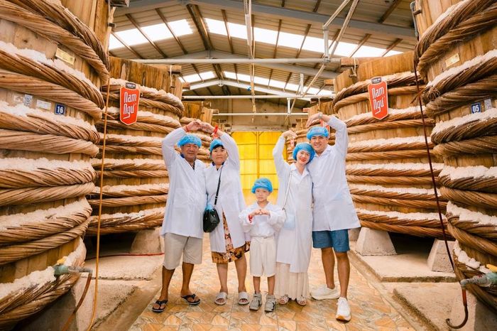 Khách tham quan rất hảo hứng tìm hiểu và chụp ảnh với các thùng chượp khổng lồ