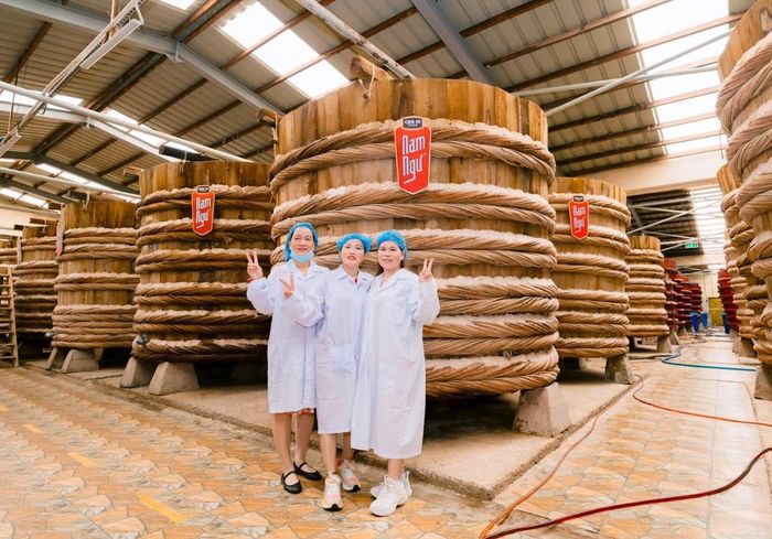 Bên trong nhà thùng nước mắm Nam Ngư Phú Quốc là hàng trăm thùng gỗ ủ chượp cao đồ sộ