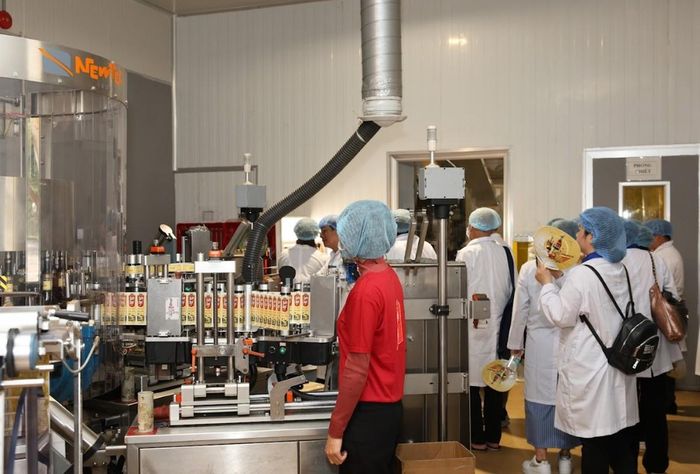 Khâu đóng chai nước mắm trên dây chuyền tự động hóa