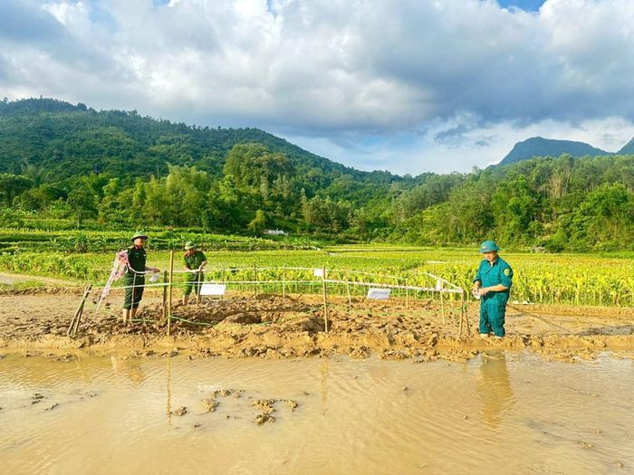 Chính quyền và các đơn vị chức năng địa phương căng dây, cảnh báo đến người dân. Ảnh: H.T