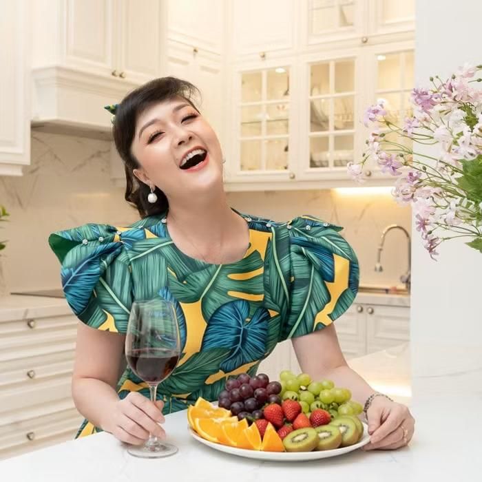 Nữ diễn viên đặc biệt yêu thích hoa tươi và thường xuyên cắm những bình hoa ở nhiều vị trí trong nhà. Nhờ đó, căn hộ luôn ngập tràn sức sống và cảm giác tươi mới
