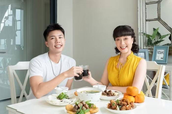 Bộ bàn ăn màu trắng đồng điệu với tổng thể không gian, góp phần tạo nên cảm giác thanh lịch và rộng rãi