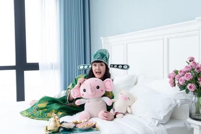 Có thể thấy cựu "Táo Y tế" đặc biệt yêu thích gam màu trắng khi chọn tone màu này cho toàn bộ căn hộ. Ngay cả phòng ngủ, từ khung giường, chăn ga đến hệ nội thất đều mang sắc trắng chủ đạo, tạo cảm giác thanh lịch, nhẹ nhàng và thư thái. Ánh sáng tự nhiên từ cửa sổ lớn cũng khiến khu vực nghỉ ngơi của nữ nghệ sĩ luôn thoáng đãng
