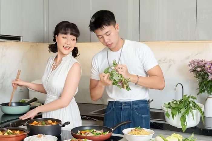 Dù mang vẻ đẹp hiện đại, căn bếp vẫn tạo cảm giác ấm cúng bởi đây là nơi Vân Dung thường cùng con trai chuẩn bị những bữa cơm gia đình. Ánh sáng tự nhiên kết hợp với cách bài trí tối giản giúp không gian luôn tươi sáng, trở thành góc sinh hoạt được hai mẹ con yêu thích trong căn hộ