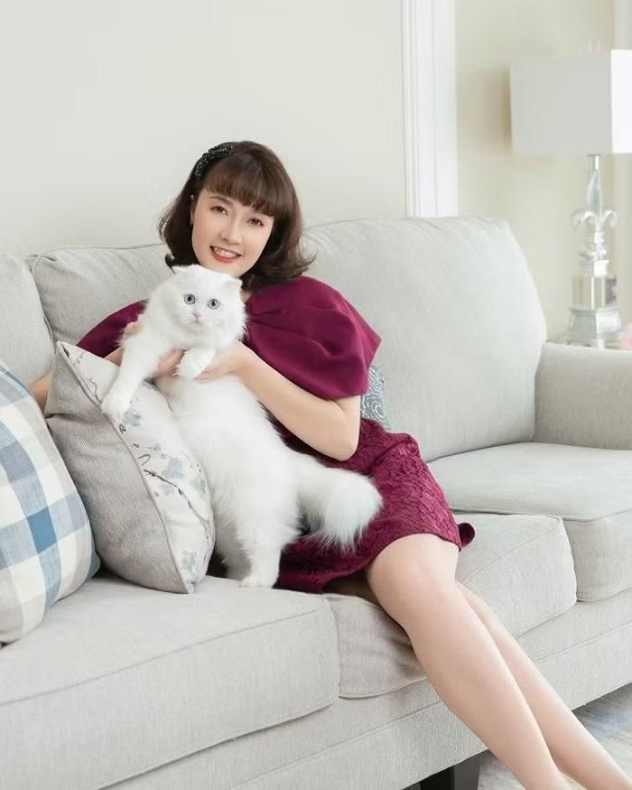 Phòng khách của Vân Dung được bài trí theo phong cách tối giản với bộ sofa sáng màu cỡ lớn, mang đến cảm giác sang trọng, thanh lịch và ấm cúng