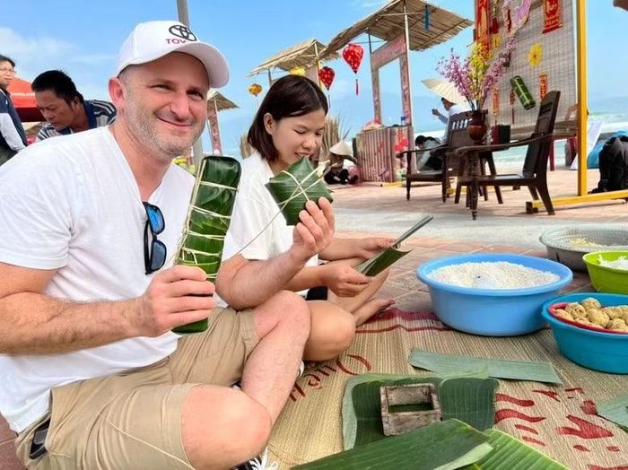 Du khách nước ngoài háo hức khi lần đầu tiên tham gia trải nghiệm gói bánh chưng