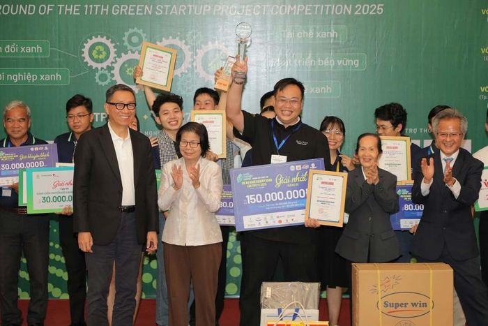 Đại diện Ban tổ chức, Ban giám khảo trao giải cho các đội chiến thắng cuộc thi Khởi nghiệp Xanh 2025. Ảnh: Quỳnh Trần