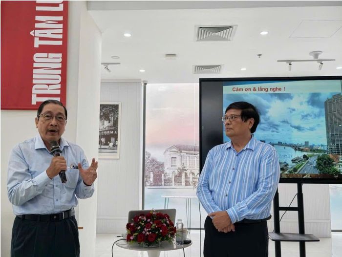 Nhà sưu tập Nguyễn Đại Hùng Lộc trao đổi về nhiều vấn đề xoay quanh buổi tọa đàm. Ảnh: Minh Hòa
