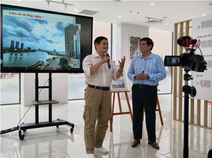 KTS. Ngô Viết Nam Sơn cũng chia sẻ cùng nhà nghiên cứu Phúc Tiến và khán giả về những vấn đề xoay quanh lịch sử quy hoạch Sài Gòn - TP.HCM. Ảnh: Minh Hòa