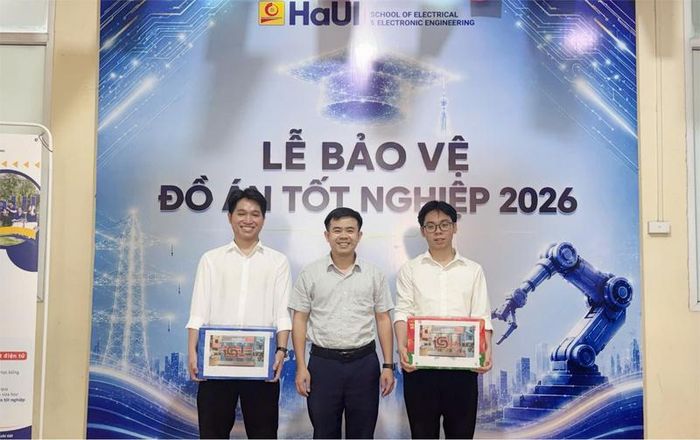 Chu Thế Khải cùng TS. Phạm Xuân Thành trong ngày bảo vệ đồ án tốt nghiệp, khép lại hành trình 4 năm học tập và nghiên cứu tại HaUI.
