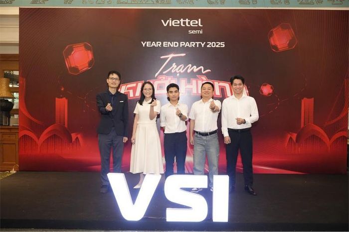 Chu Thế Khải cùng các đồng nghiệp tại Trung tâm Bán dẫn Viettel - nơi cậu có cơ hội học tập, làm việc và tiếp cận thực tế lĩnh vực bán dẫn ngay từ khi còn là sinh viên.