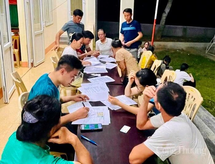 Dù vào thời điểm tối muộn, song các cán bộ xã, thôn vẫn tranh thủ thời gian hướng dẫn người dân đăng ký tài khoản ngân hàng, cập nhật thông tin cá nhân. Ảnh: Ngô Nhung