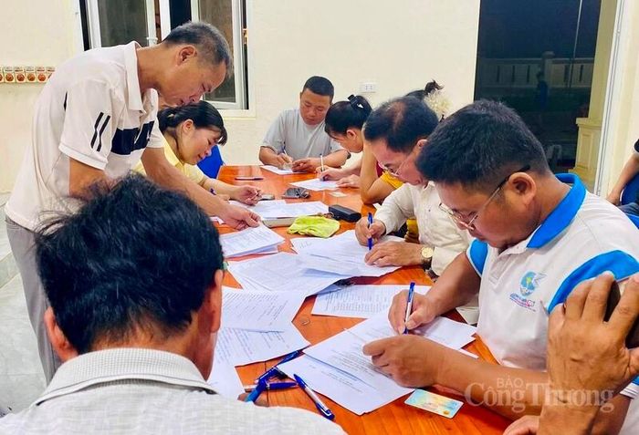 Ngay sau khi diễn ra hội nghị, không khí chuyển đổi số diễn ra sôi nổi tại các thôn trên địa bàn xã Thạch Quảng. Ảnh: Ngô Nhung