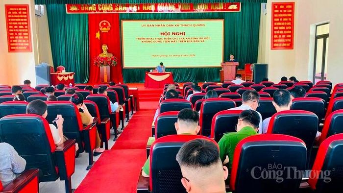 Trước đó, ngày 1/6, Hội nghị triển khai thực hiện chi trả an sinh xã hội không dùng tiền mặt diễn ra tại UBND xã Thạch Quảng. Ảnh: Ngô Nhung
