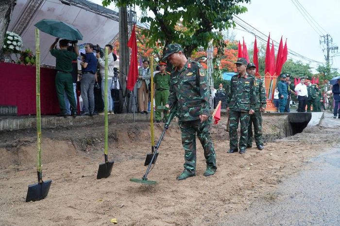 Công tác rà soát, khai quật được tiến hành kỹ lưỡng. Ảnh: Quốc Phòng