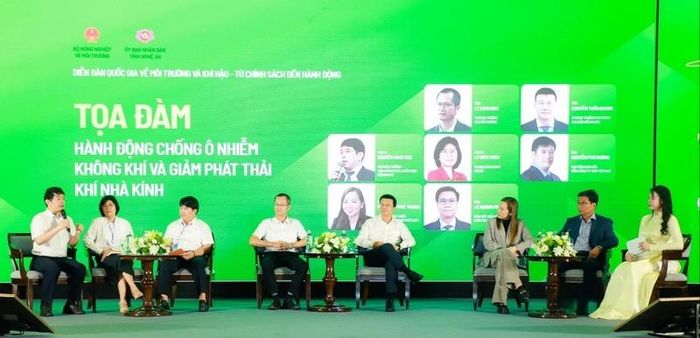 Các chuyên gia, nhà quản lý, doanh nghiệp trao đổi, thảo luận với chủ đề: “Hành động chống ô nhiễm không khí và giảm phát thải khí nhà kính". Ảnh: Thành Duy
