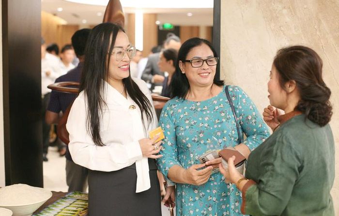 Bà Nguyễn Việt Chinh (trái) trao đổi với các đại biểu bên lề hội thảo