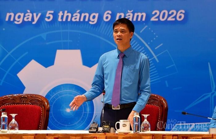 Đồng chí Ngọ Duy Hiểu, Phó Chủ tịch Tổng Liên đoàn Lao động Việt Nam khóa XIV thông tin tại họp báo. Ảnh: Thái Mạnh.