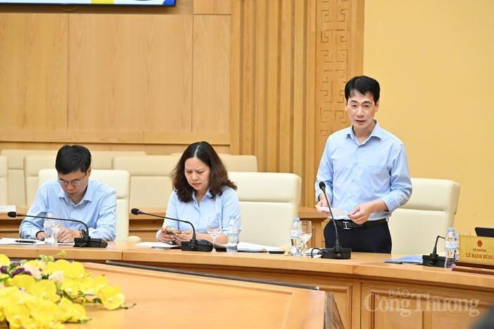 Ông Tạ Hoàng Linh - Chánh Văn phòng Ban Chỉ đạo liên ngành hội nhập quốc tế về kinh tế báo cáo tại cuộc làm việc. Ảnh: Cấn Dũng