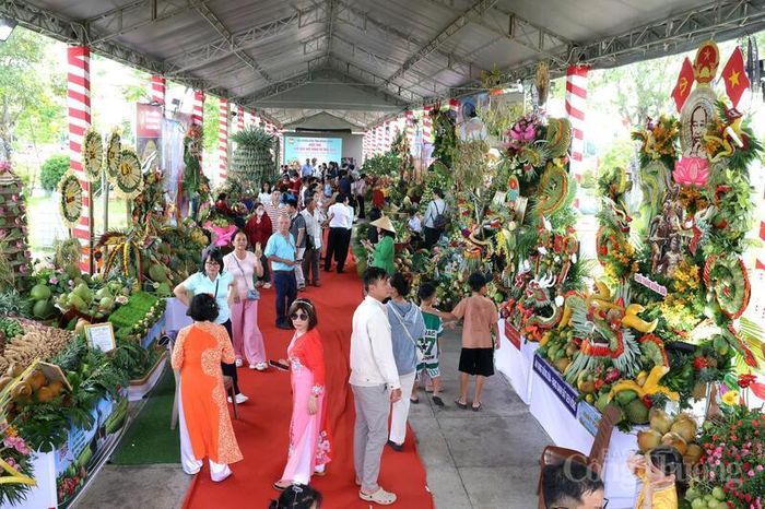 Các gian hàng trưng bày các sản phẩm nông sản, trái cây thu hút đông đảo người dân, du khách tham quan.